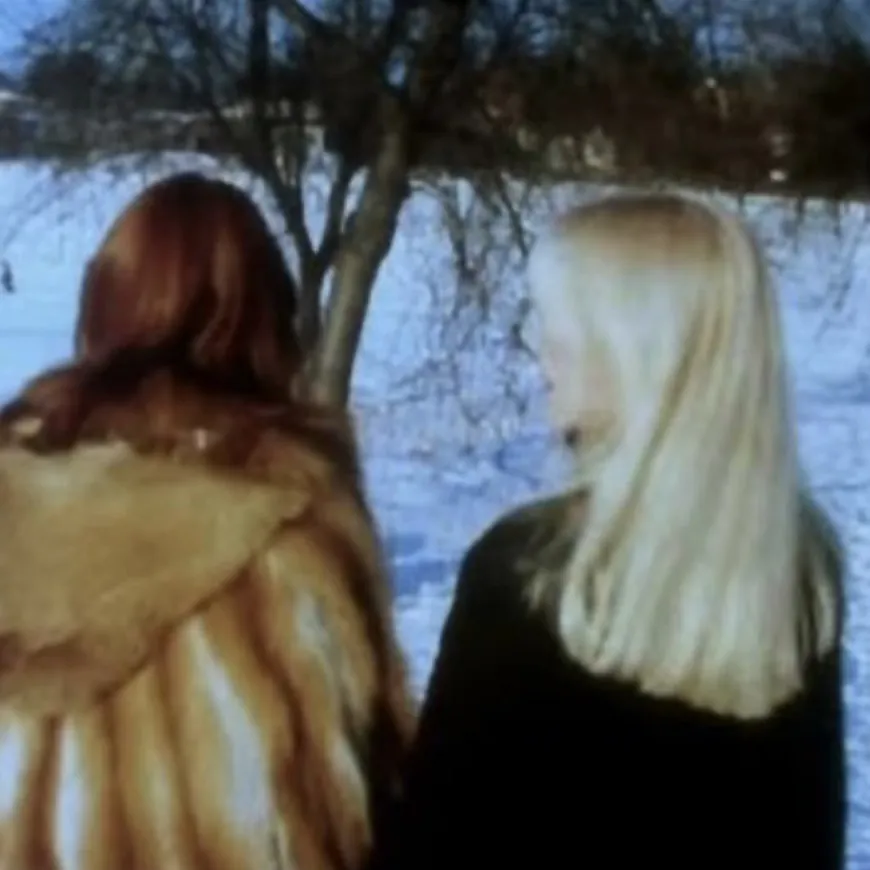 Deux filles de dos paysage sous la neige