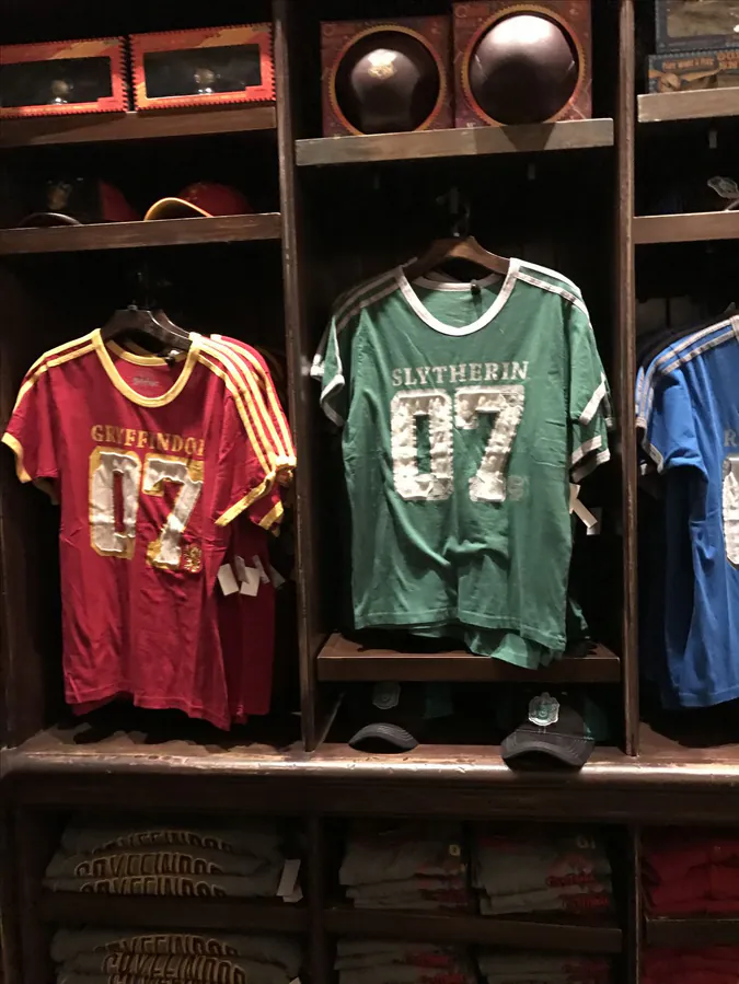 Matériel de Quidd : maillot de Slytherin (O7) et de Gryffondor (07), avec souaffles