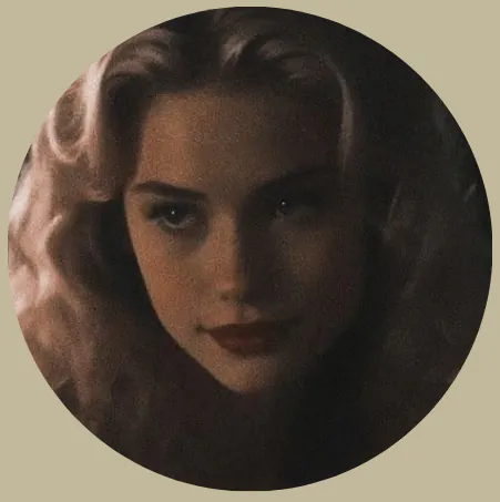 Jeune femme blonde yeux noir