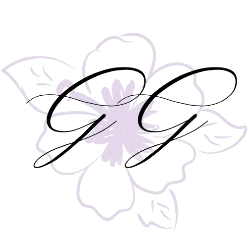 double g écrit en caligraphie avec une fleur mauve en fond