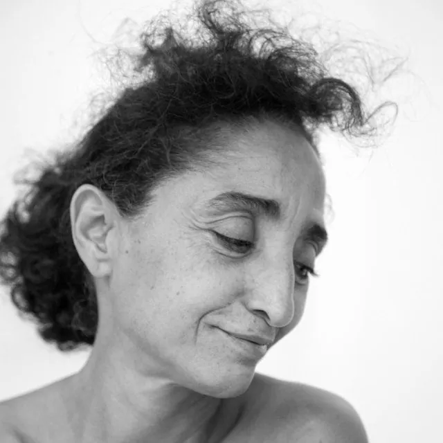representation de Suzan, souriante