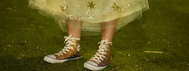 vision sur des chaussures jaunes
