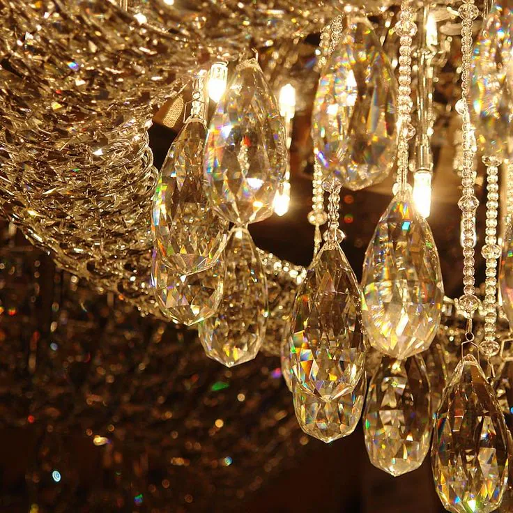 un chandelier doré