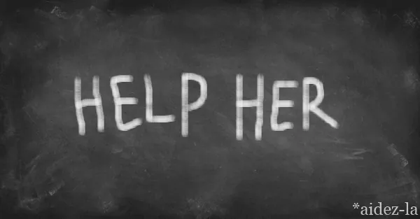 un tableau noir avec une inscription "help her" et la traduction : aidez-la