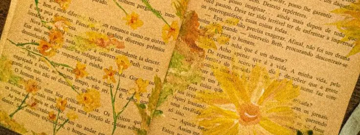 livre dans lequel on a dessiné des fleurs