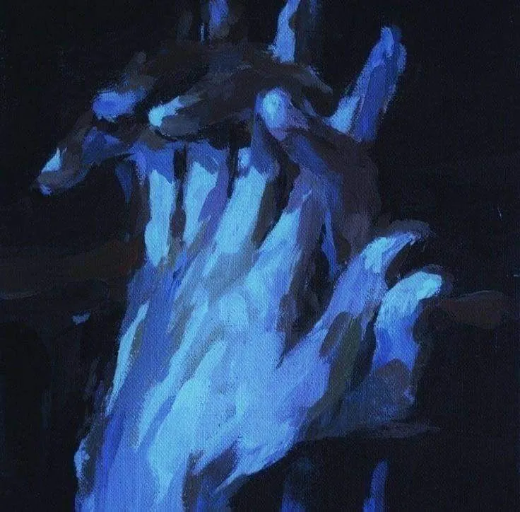 une peinture entièrement en bleu de deux mains, les doigts enlacés