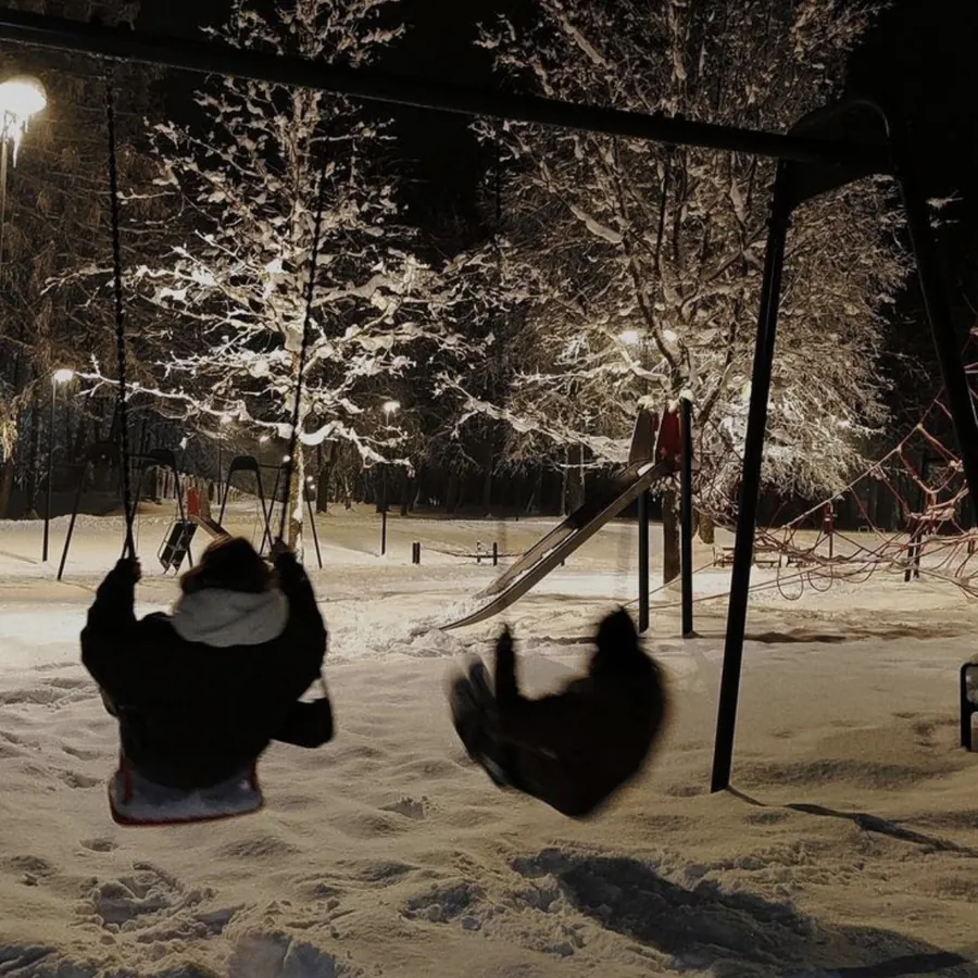 Deux filles faisant de la balançoire sous la neige