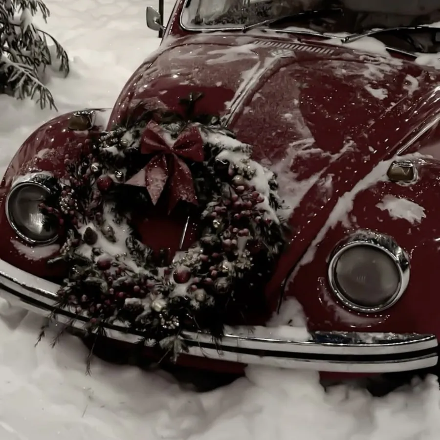 Voiture rouge sous la neige