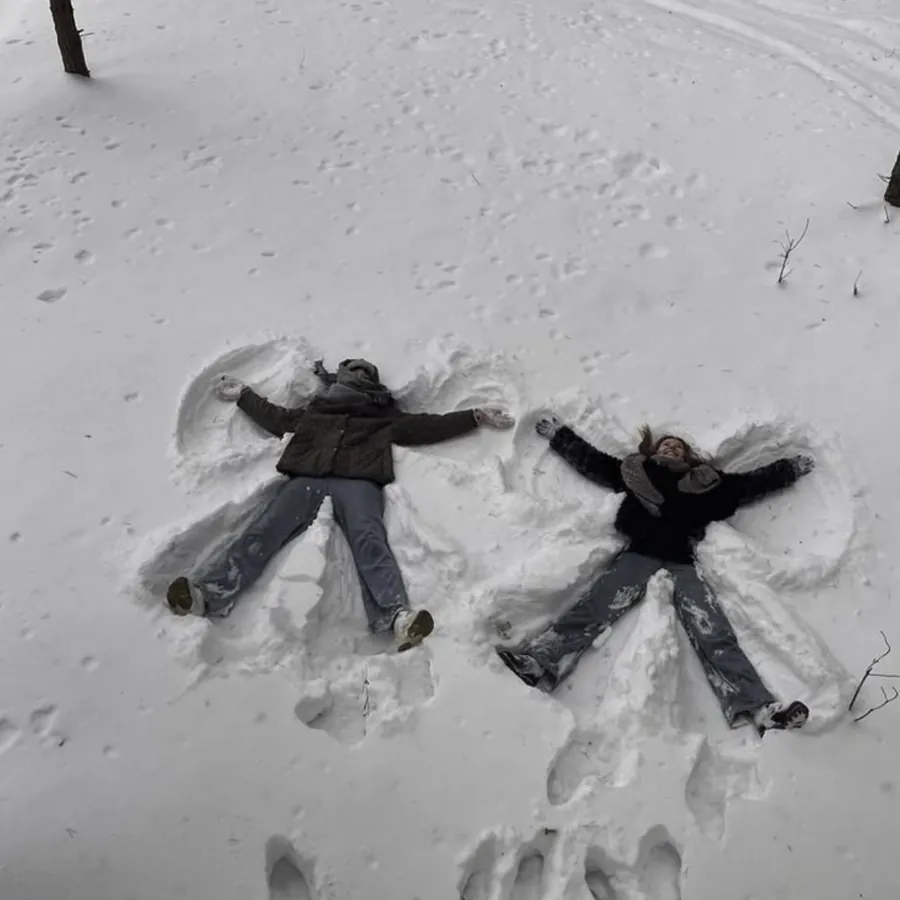 Deux filles faisant des anges dans la neige