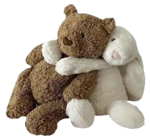 nounours et lapin en peluche qui se font un câlin