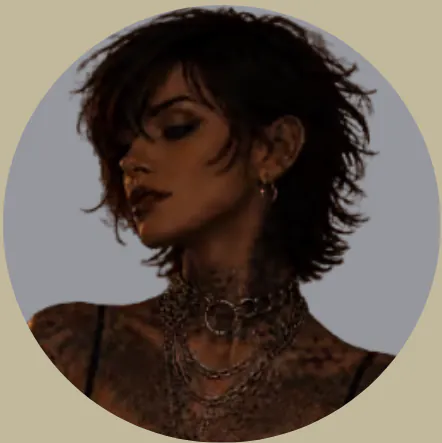 jeune femme brune et tatouée