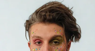 artiste de rap américain avec des paillettes sur le visage